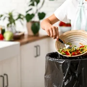 Risipă alimentară, mâncare aruncată la gunoi