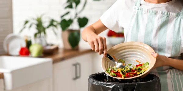 Risipă alimentară, mâncare aruncată la gunoi