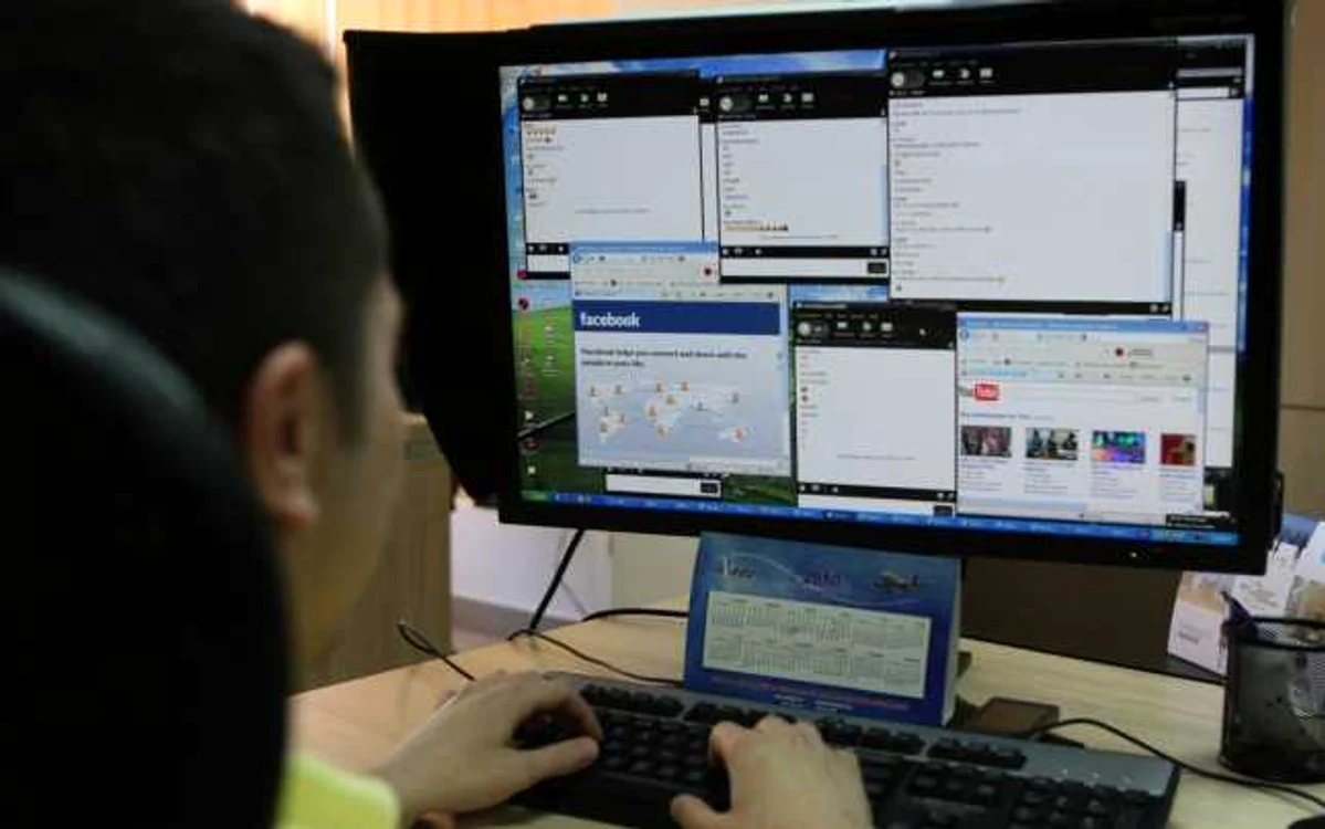 Un tânăr foloseşte reţeaua de socializare Facebook FOTO Adevărul