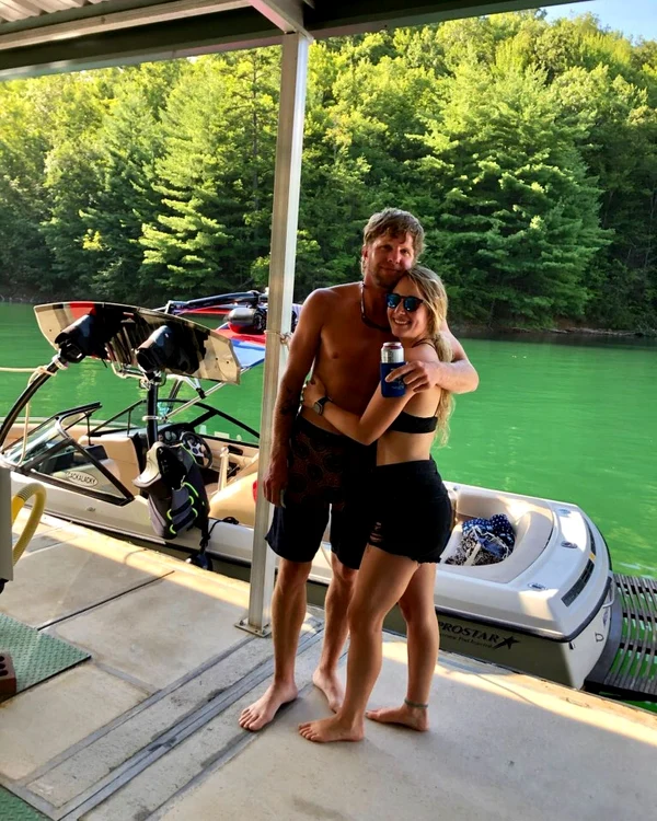 Sarah Spiro (27 de ani) și Brandon Jones (40 de ani) iubesc sporturile nautice  (Foto: Instagram)