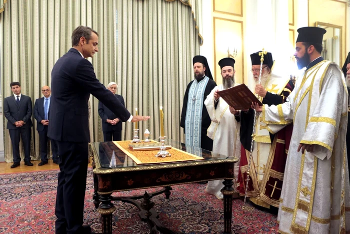 Kyriakos Mitsotakis depunand juramantul la Palatul Prezidential din Atena FOTO EPA-EFE