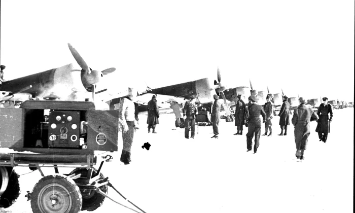 Avioane de vânătoare româneşti, IAR-80, pe aerodromul de la Tuzou, noiembrie 1942 (foto: Colecția personală Valeriu Avram)