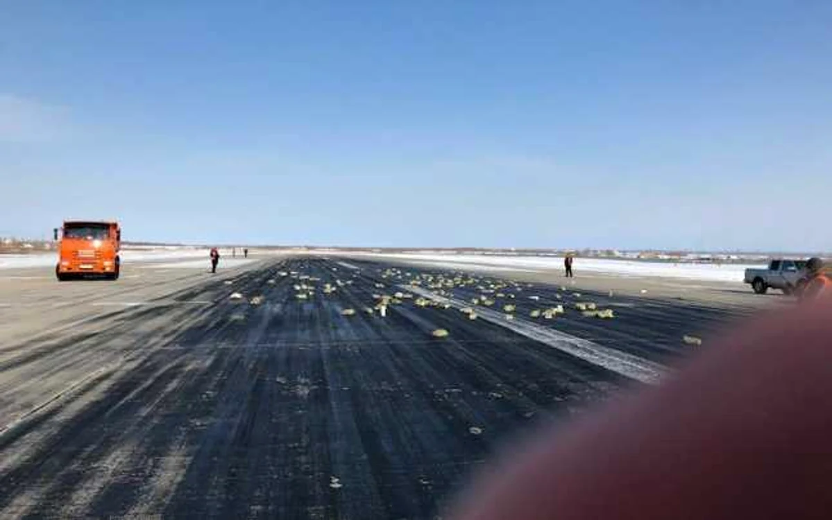 Lingouri de aur pe pista aeroportului din Iakuşsk