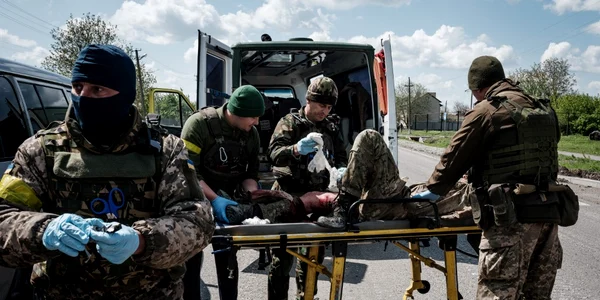 Membrii unității mobile de evacuare a armatei ucrainene tratează un soldat rănit în prima linie FOTO AFP