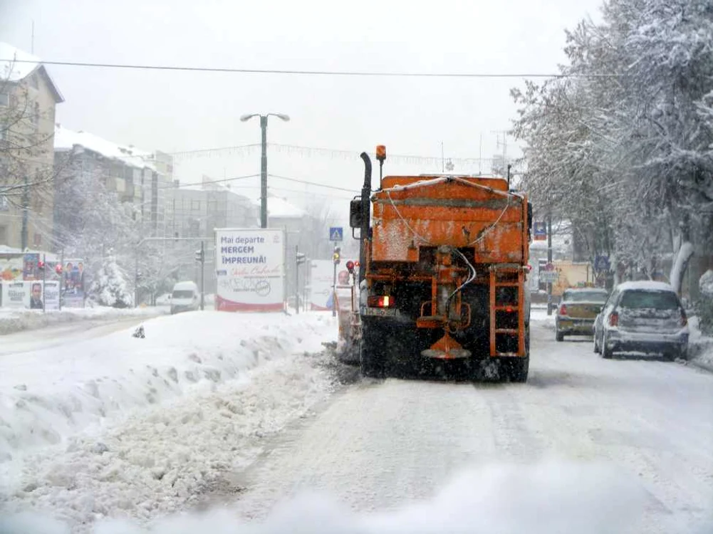 Firmele de deszăpezire lucrează non-stop