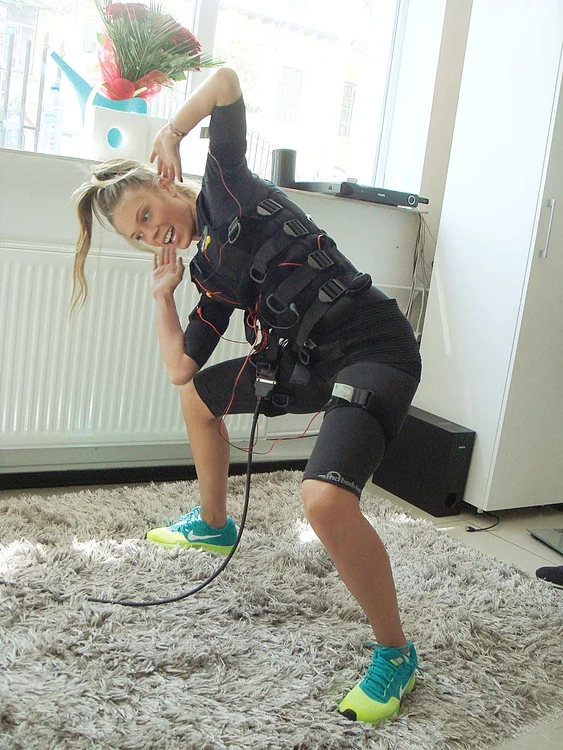 Emma Ştefan face şi ea antrenament pe  bază de electrostimulare  musculară cot la  cot cu Tavi Colen
