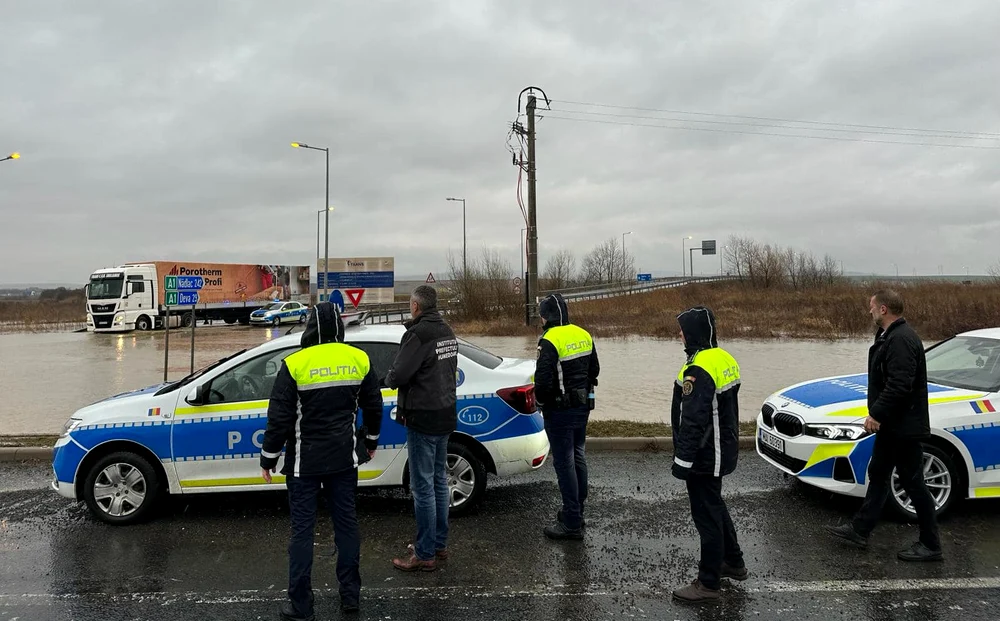 Inundații la intrarea pe Autostrada A1. Foto: Prefectura Hunedoara. 