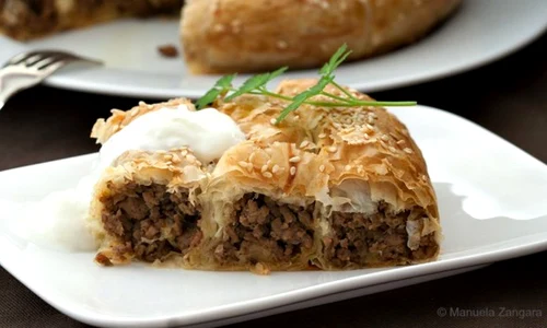 burek reteta bosniaca de placinta cu carne tocata de vita 580x400 jpeg