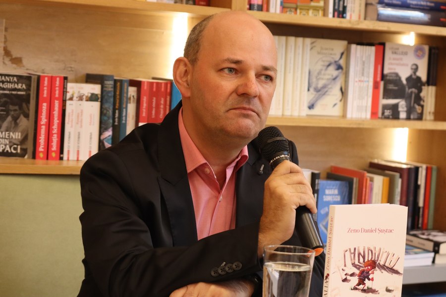 Părintele care a fondat o asociație pentru depolitizarea învățământului: „Carnetul potrivit de partid rămâne cel mai bun CV”   