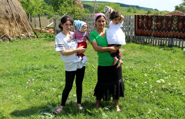 Petronela, copila de 16 ani, alături de mama sa. Amândouă au copii mici FOTO Cosmin Zamfirache