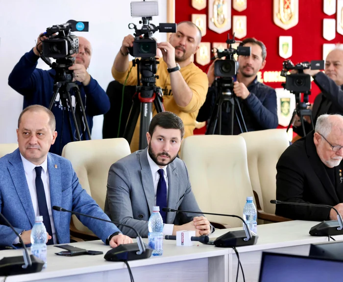 Deputatul Iulian Badea (centru)
