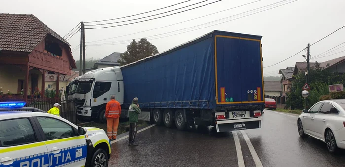 Un sens de mers a fost blocat de TIR FOTO: DRDP Craiova