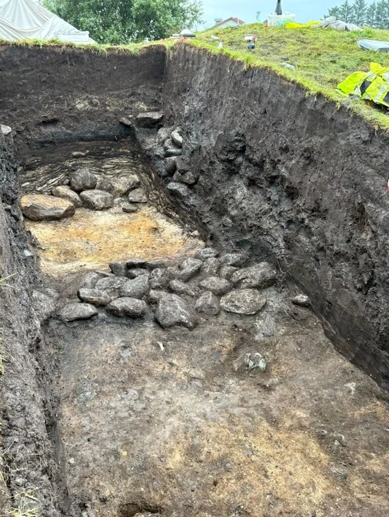Șanțul excavat de arheologi la Grønhaug. Pietrele mari formează nucleul movilei din Epoca Bronzului