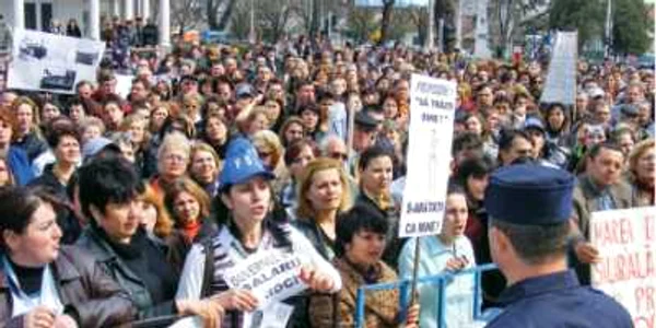 Dascălii vor continua protestele până îşi vor primi drepturile recunoscute de instanţă  