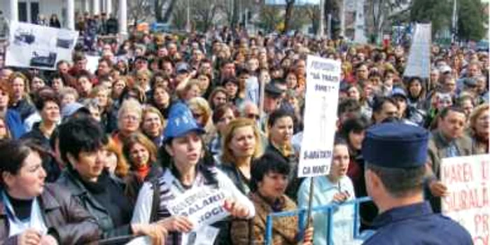 Dascălii vor continua protestele până îşi vor primi drepturile recunoscute de instanţă
