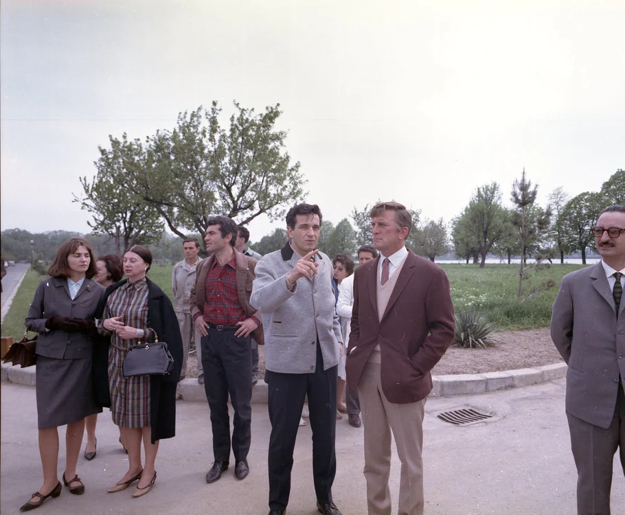 Kirk Douglas vizitând platourile de filmare de la „Dacii“. FOTO: Studiourile Buftea