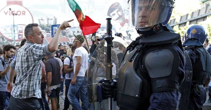 Criza politică agravează criza economică din Portugalia. Oamenii au ieşit în stradă pentru a scanda nemulţumirile. FOTO: Reuters