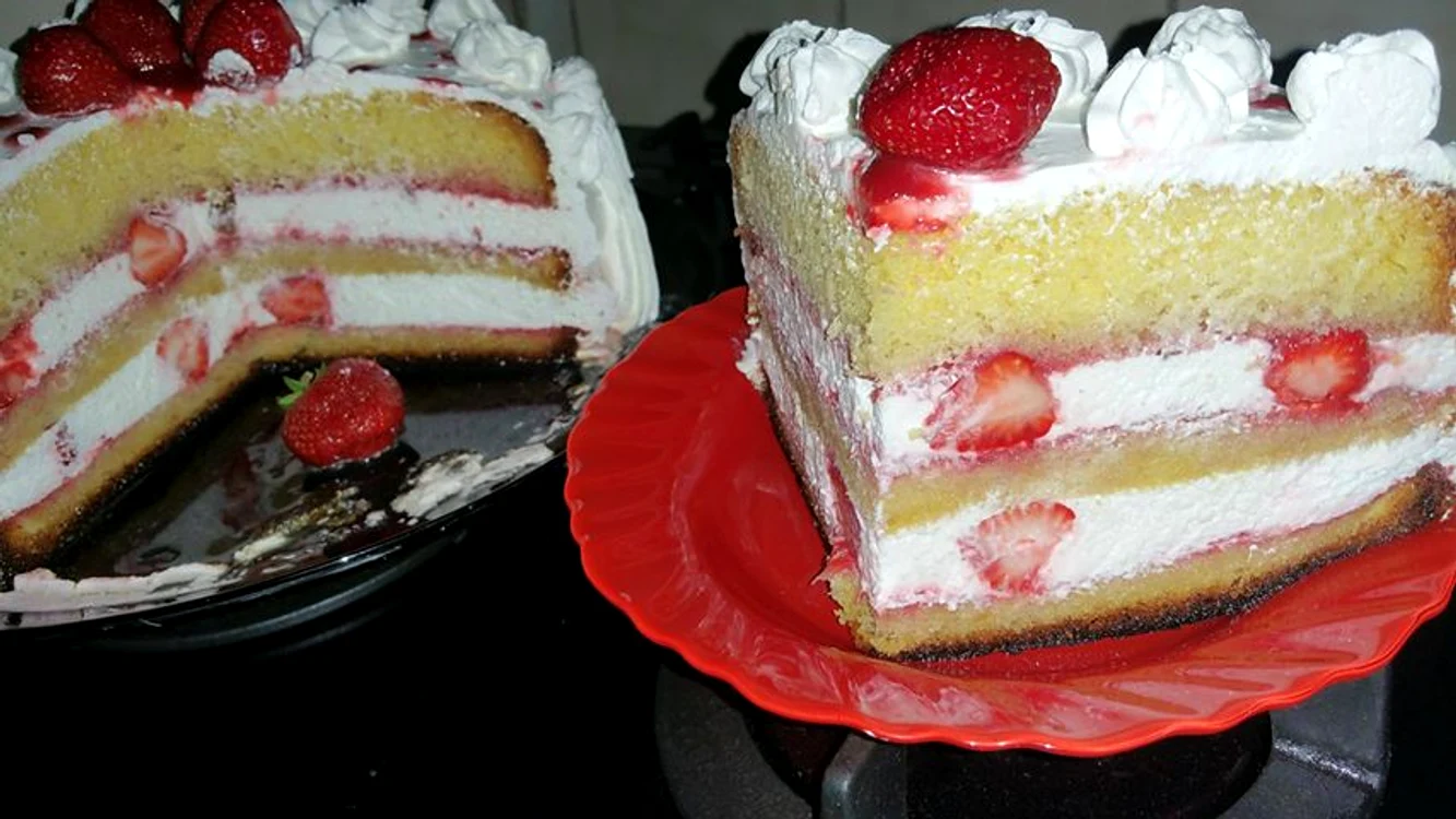 
    Tort cu fructe și frișcă  