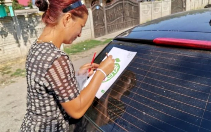 
    Copiii cu copii din Stoenești  se bucură de activitățile pe care  le fac împreună cu asistentul  medical și consilierul școlarFotografii: Alina Mitran  