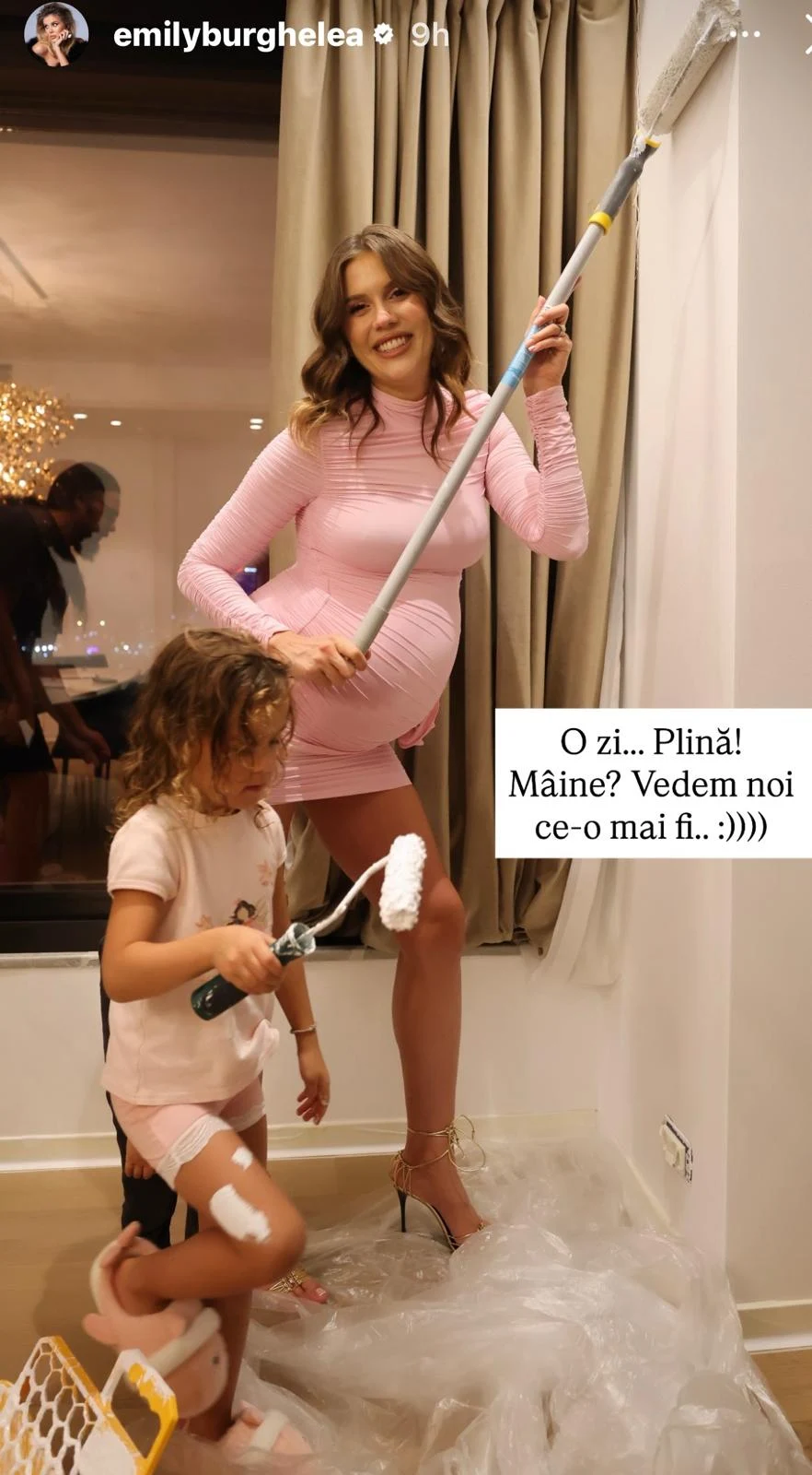 Emily Burghelea, super mămică activă, sfidează ultimele zile de sarcină călcând pe tocuri și participând la evenimente Viitoarea mămică de trei copii se pregătește intens pentru a primi acasă cel de-al treilea bebeluș