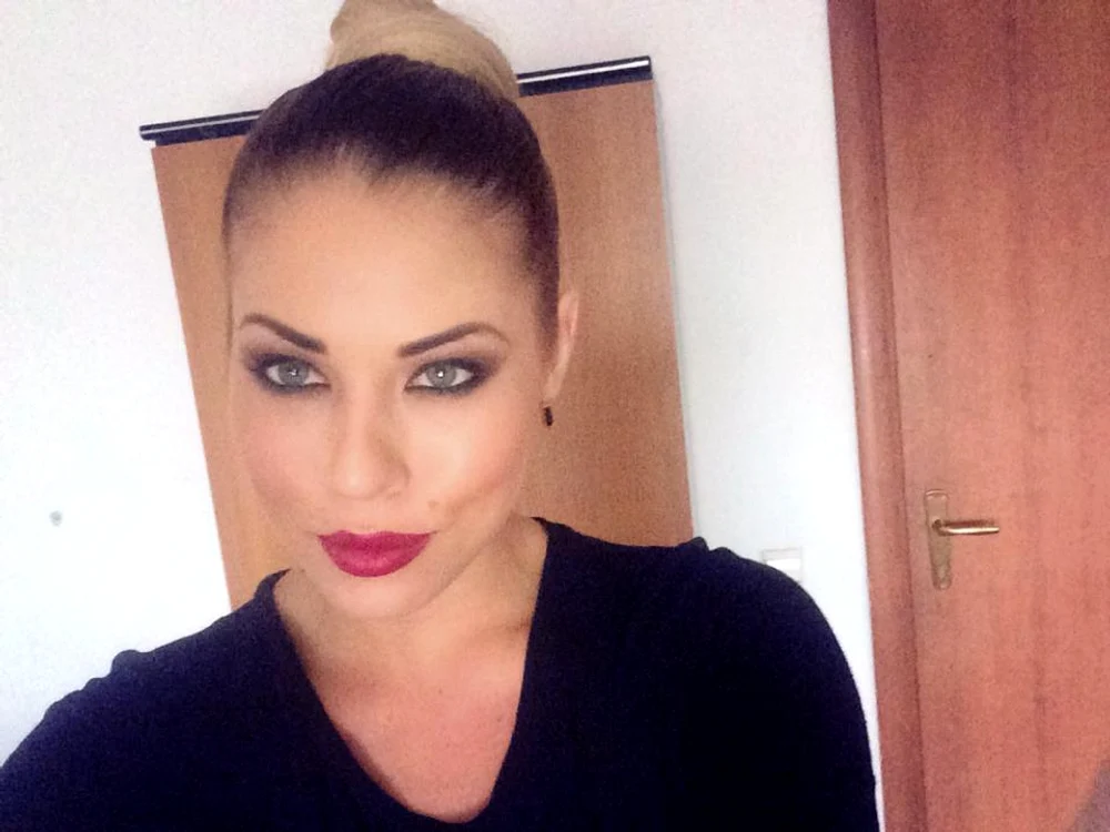 
    Roxana Nemeş e avidă de senzaţii tari, dar o întâmplare petrecută în urmă cu câţiva ani a adus-o... cu picioarele pe pământFoto: arhivă personală  