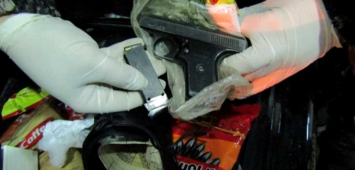 Pistolul er ascuns într-o percehe de pantofi Foto: Biroul Vamal Sighet