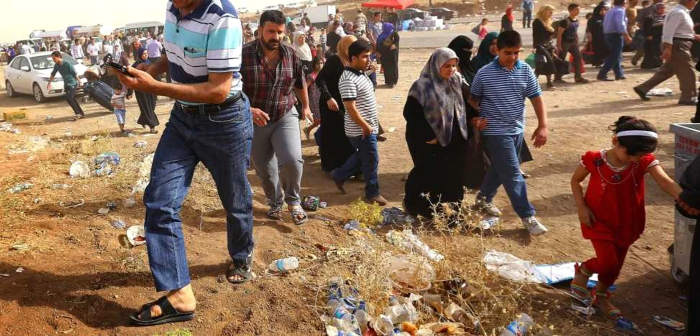 Refugiaţii au început joi să părăsească sectorul localităţii Ain al-Arab (Kobani în kurdă), încercuită de combatanţi din gruparea Statul Islamic