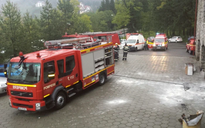 Patru maşini ale pompierilor au intervenit la locul incendiului FOTO ISU Braşov