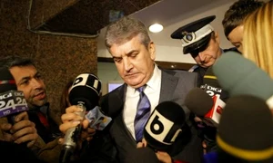 Gabriel Oprea părea iritat la ieşirea de la Parchet, subliniind că nu a "încălcat legea" jpeg