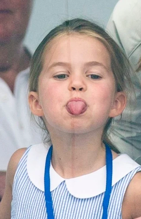 Prinţesa Charlotte a salutat publicul în propriul mod