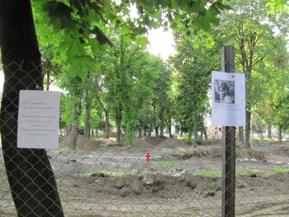 Pe gardul care împrejmuieşte parcul a fost lipită o rugăciune