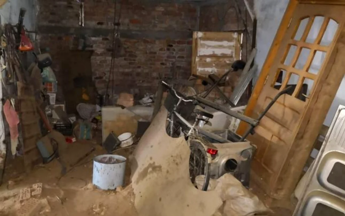 
    Aceasta este camera în care au fost ținute cele două fete răpite de Gheorghe DincăFoto: Mediafax  