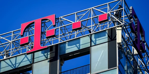 Telekom Romania sigla cladire sediu FOTO Shutterstock