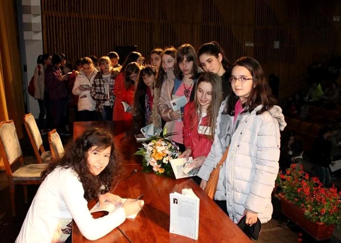 diana andreea ilie dand autografe la braila in 2015 