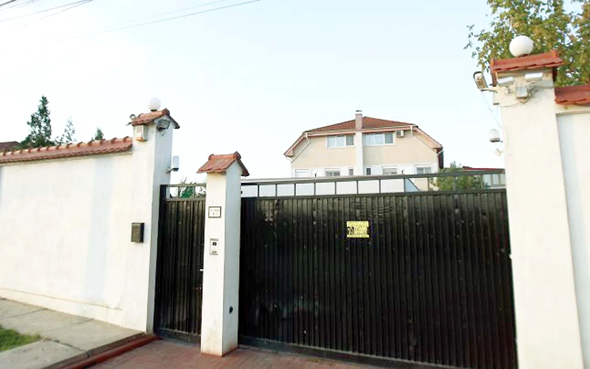 În vila din Pantelimon au trăit împreună foștii soţi. Acum, aici locuiește Mihaela cu cei trei copii