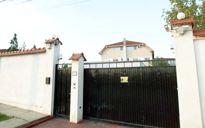 În vila din Pantelimon au trăit împreună foștii soţi. Acum, aici locuiește Mihaela cu cei trei copii