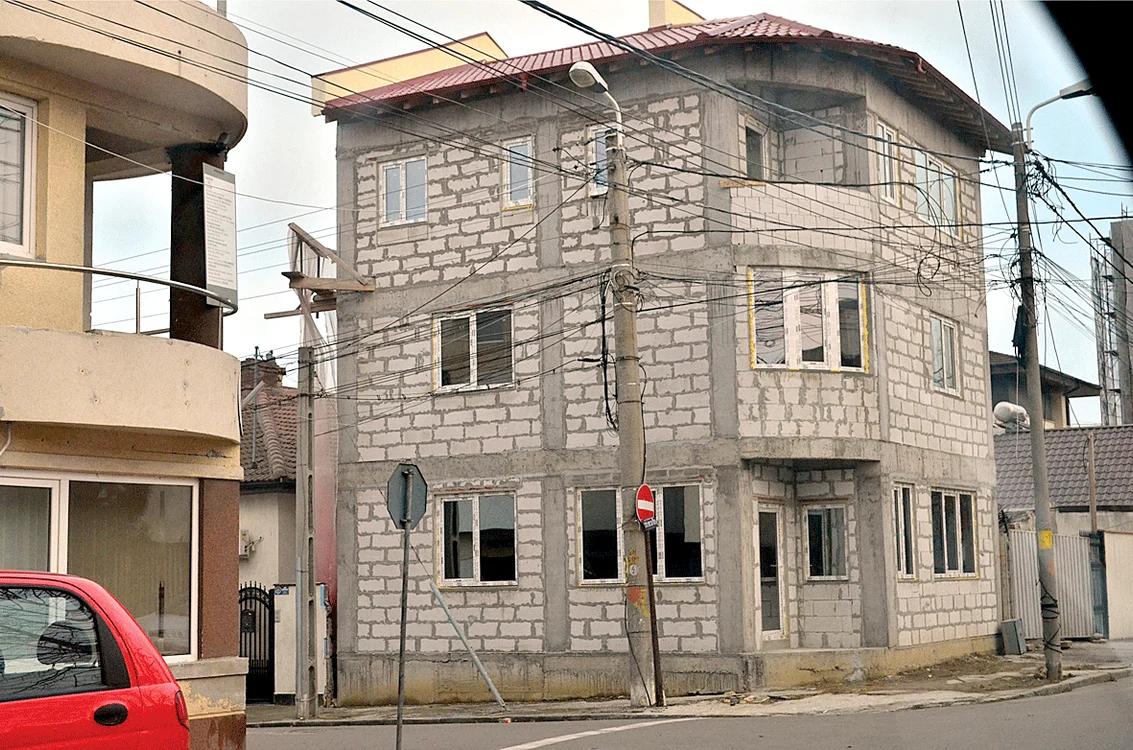 Gard în gard cu casa părintească s-a înălţat un imobil cu două etaje