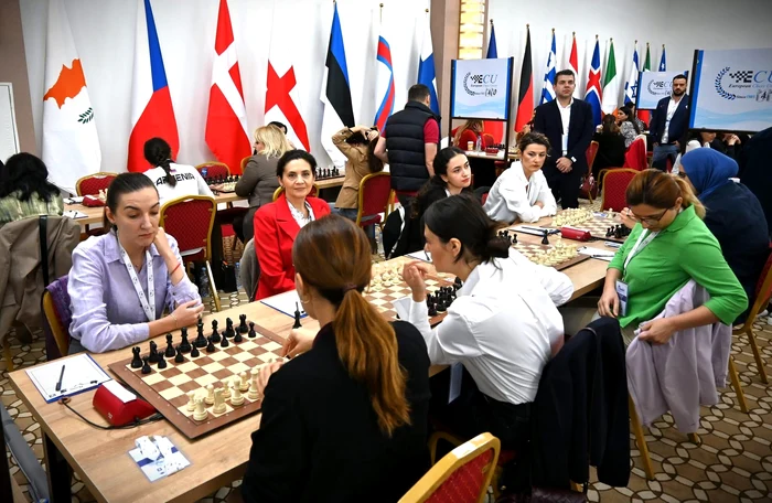 Echipa feminină de șah, în timpul unui meci de la Europene (FOTO: Facebook/ FR Șah)