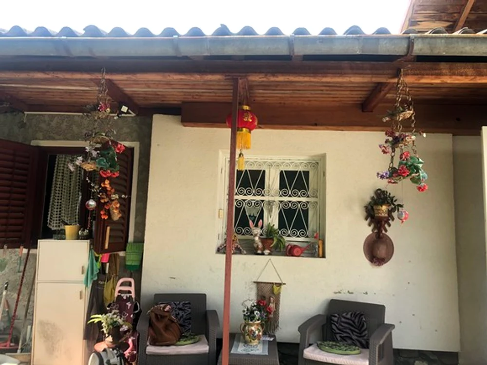 
    Cochetă cum o știm,  solista a schimbat  mai multe ținute  