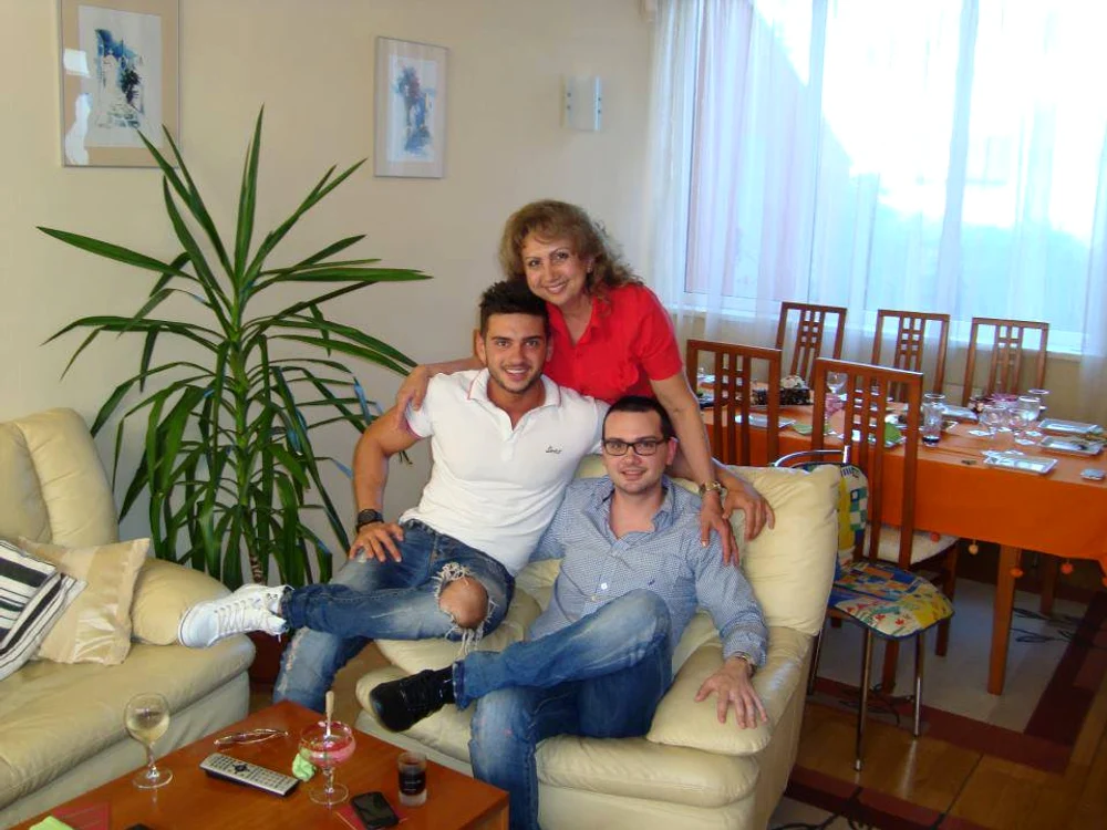 Frații Ciprian și Dorian, alături de "Mamișor"