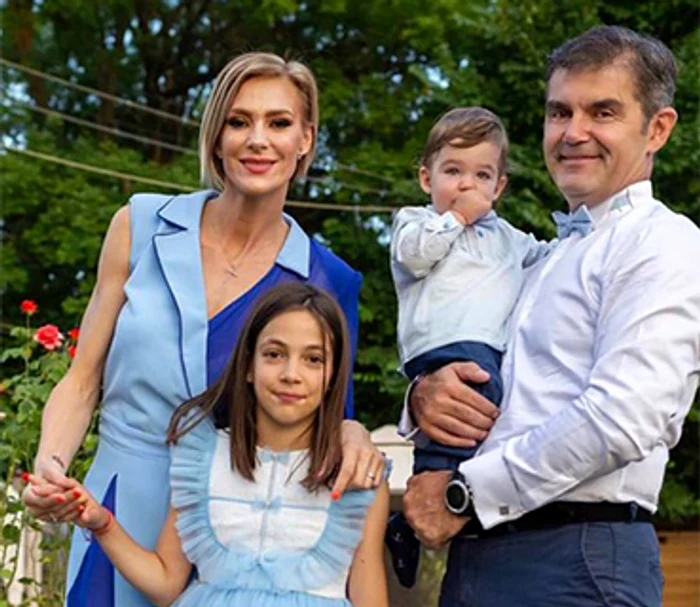 Soțul și cei doi copii, Ana şi Cezar, au aşteptat-o pe Roxana cu sufletul la gură