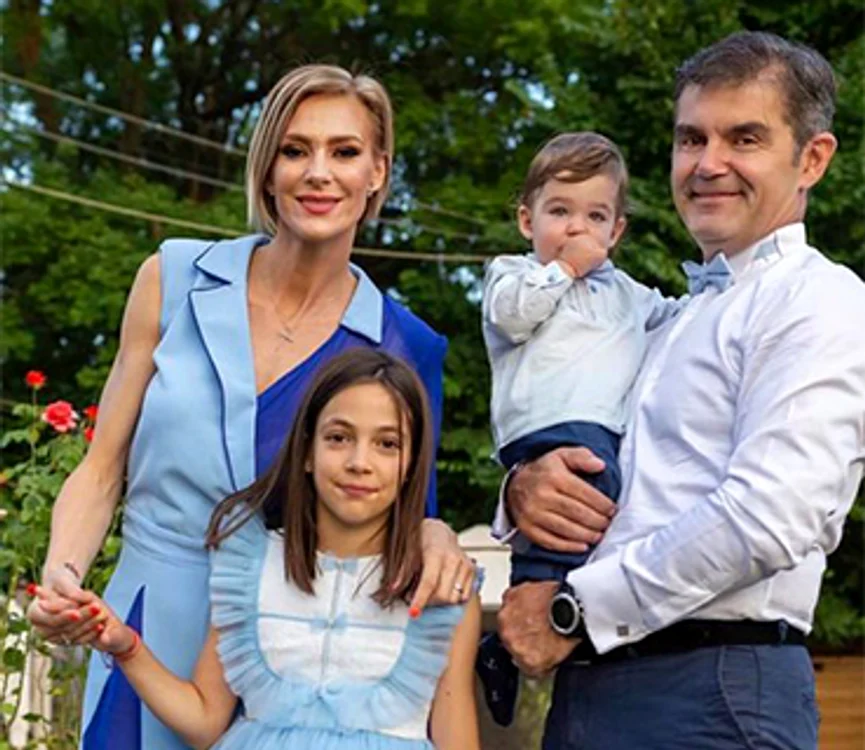 Soțul și cei doi copii, Ana şi Cezar, au aşteptat-o pe Roxana cu sufletul la gură