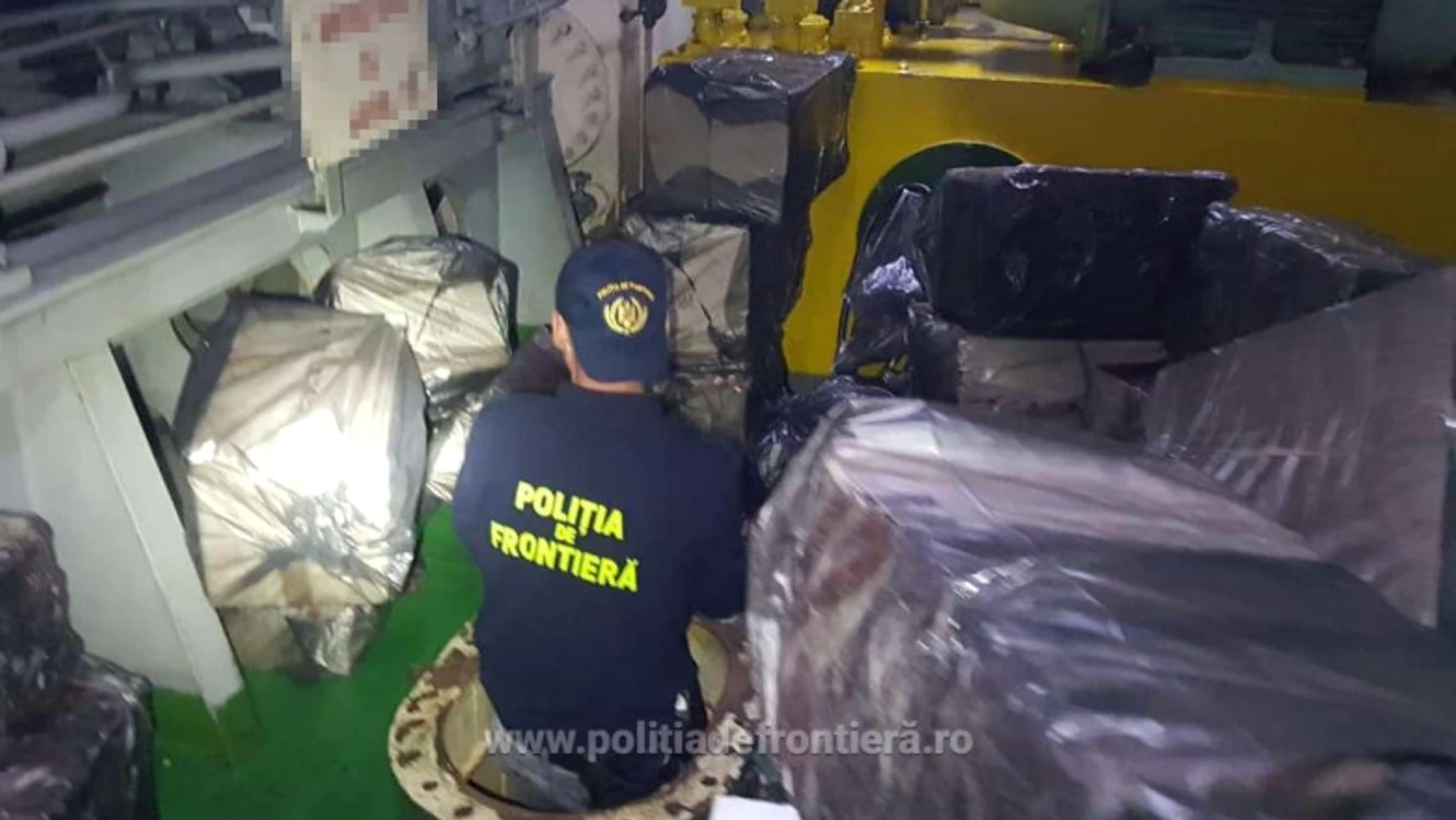 
    Parfumurile erau disimulate în containere care nu erau verificate de vamesiFoto: bzi.ro/politiadefrontiera.ro  