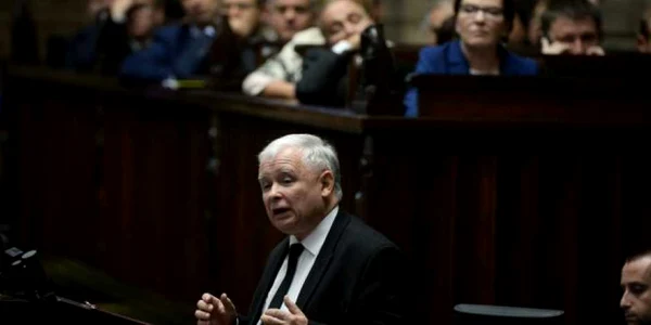 Liderul conservator Jaroslaw Kaczynski (centru)