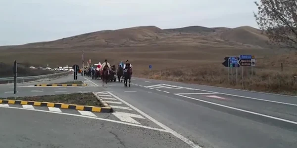 Caravană de căruţe condusă de un autoturism Audi 