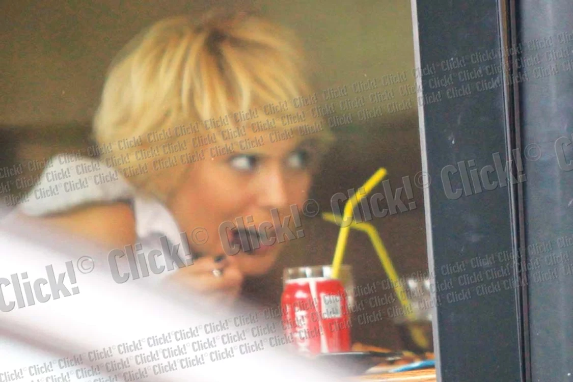 Înfometată, Sore a înfulecat  imediat cartofii prăjiţi  din farfurie