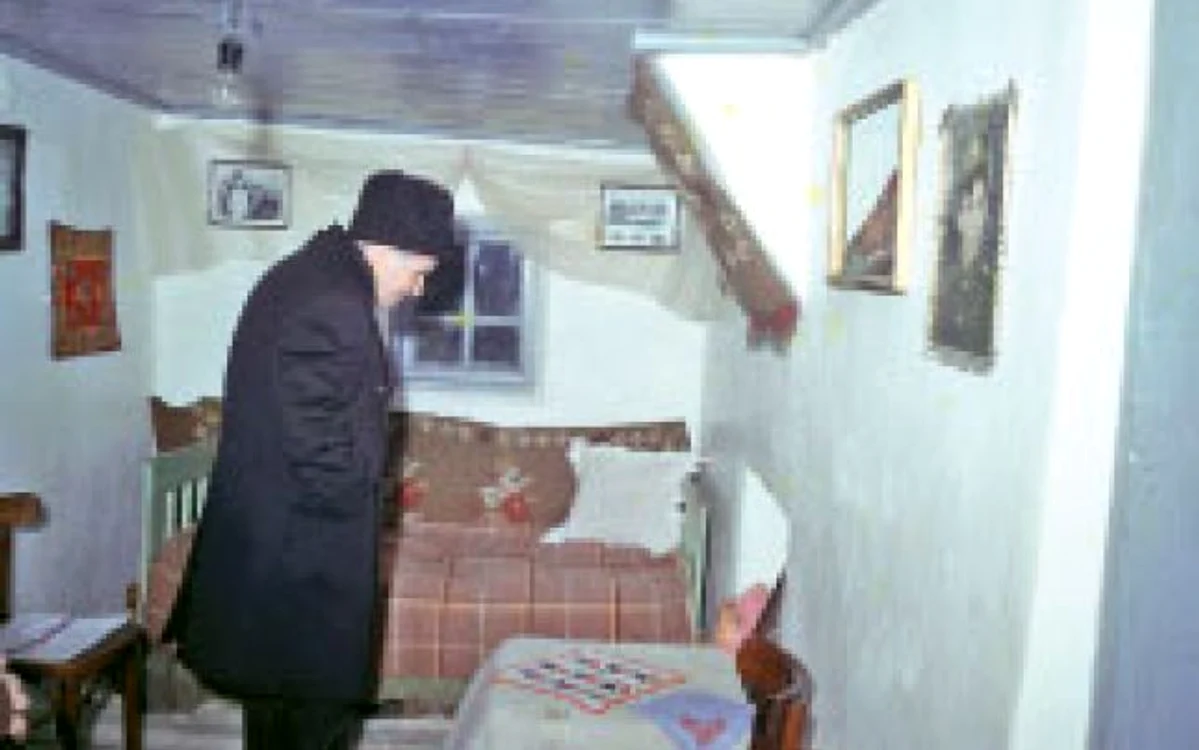 Ceauşescu, în vizită la casa părintească, în anul 1978  