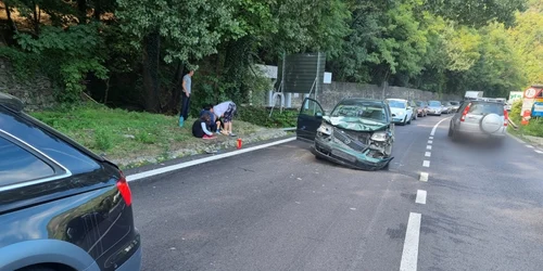 Coliziune în lanţ pe Valea Oltului - DN7 - la ieşire din Căciulata - Vâlcea cu trei victime printre care şi un copil Foto Adevărul