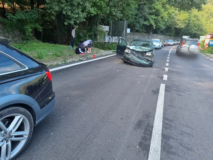 Coliziune în lanţ pe Valea Oltului - DN7 - la ieşire din Căciulata - Vâlcea cu trei victime printre care şi un copil Foto Adevărul