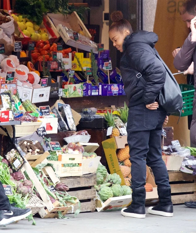 *EXCLUSIVE* MUST CALL FOR PRICING BEFORE USAGE  American Singer Janet Jackson spotted going grocery shopping in London  jpeg
